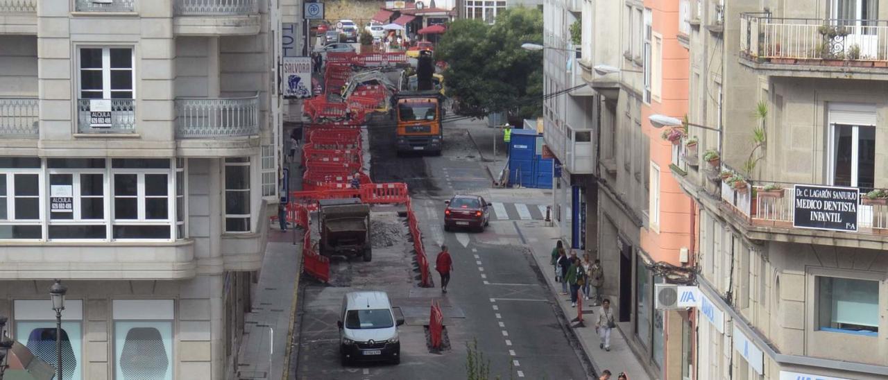 La calle Arzobispo Lago, donde ayer se intensificaron los trabajos para lograr su total peatonalización y embellecimiento.