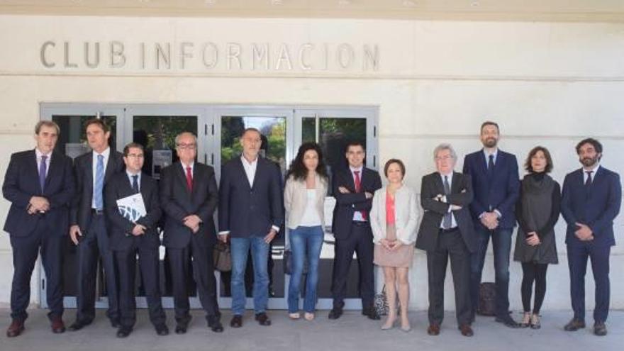 Participantes en la tertulia sobre medicina privada que se celebró en las instalaciones del periódico INFORMACIÓN.