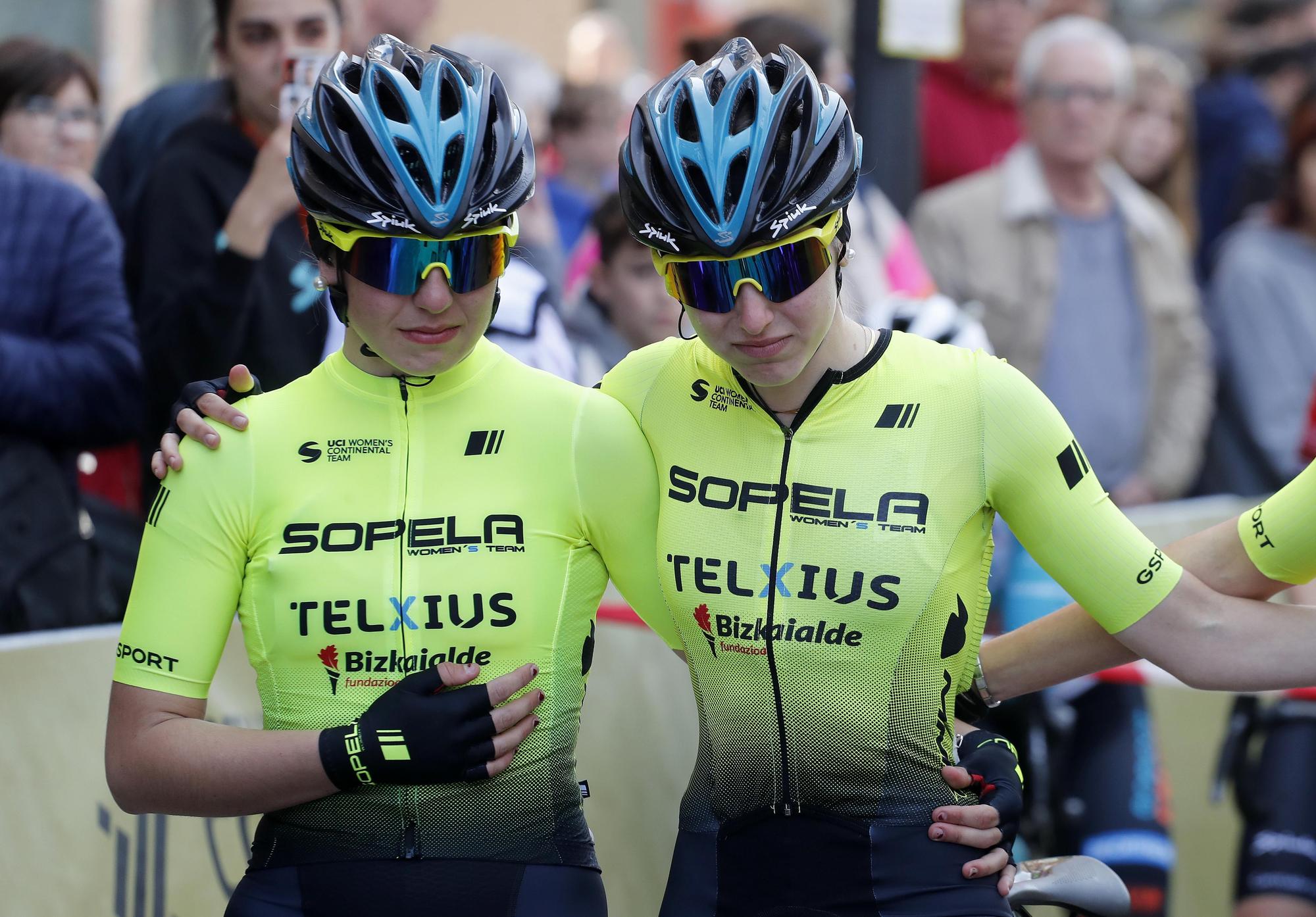 Salida de la primera etapa de la Setmana Ciclista femenina