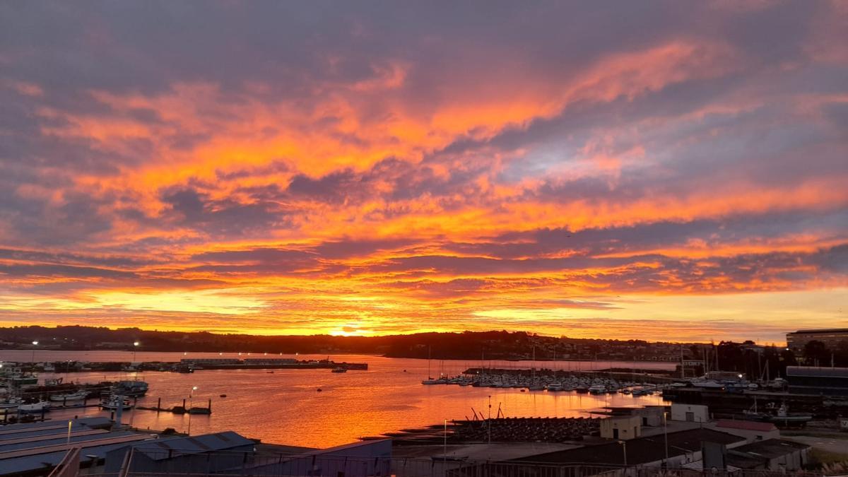 Espectacular imagen de los primeros rayos de luz en A Coruña este lunes 1 de diciembre, tomada desde la zona de San Diego y Os Castros en este primer día del invierno meteorológico de 2025.