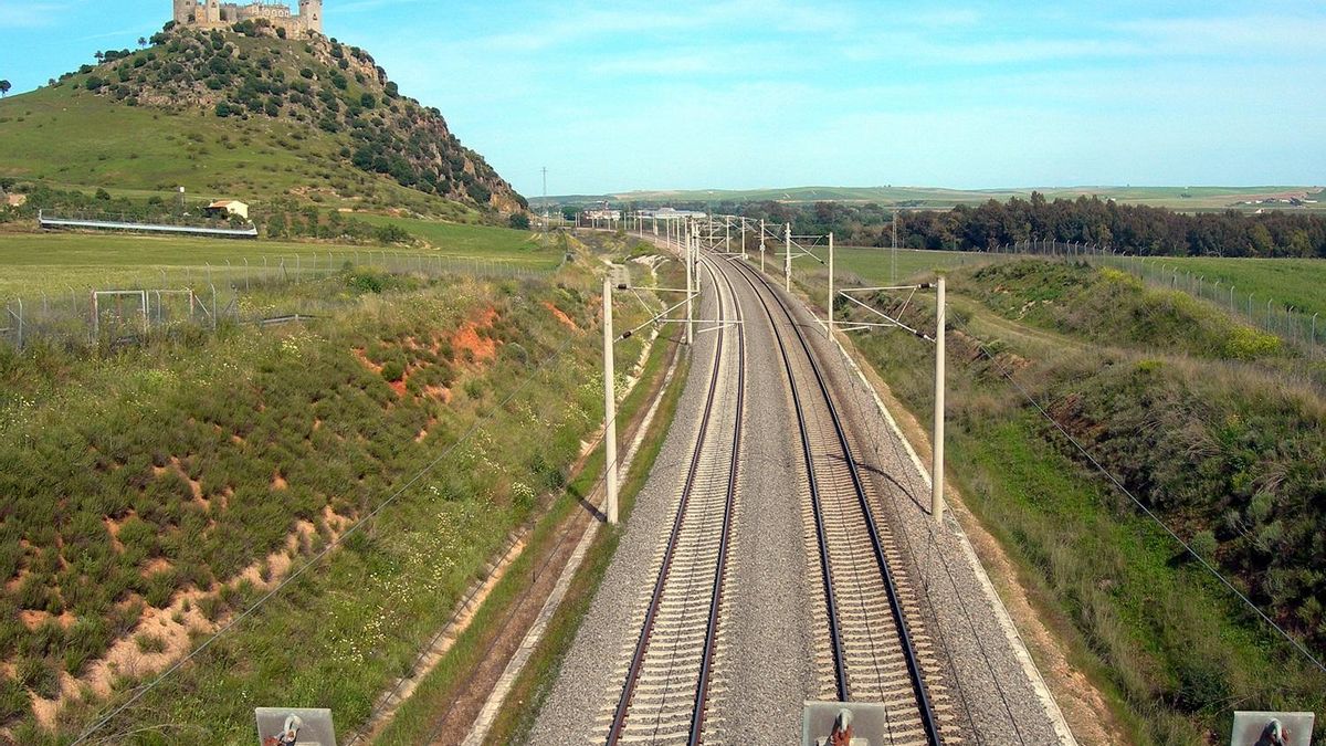 Vías del AVE a su paso junto al castillo de Almodóvar del Río, en la provincia de Córdoba.