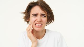 Cuando cepillarse los dientes duele: causas, prevención y tratamiento de la sensibilidad dental