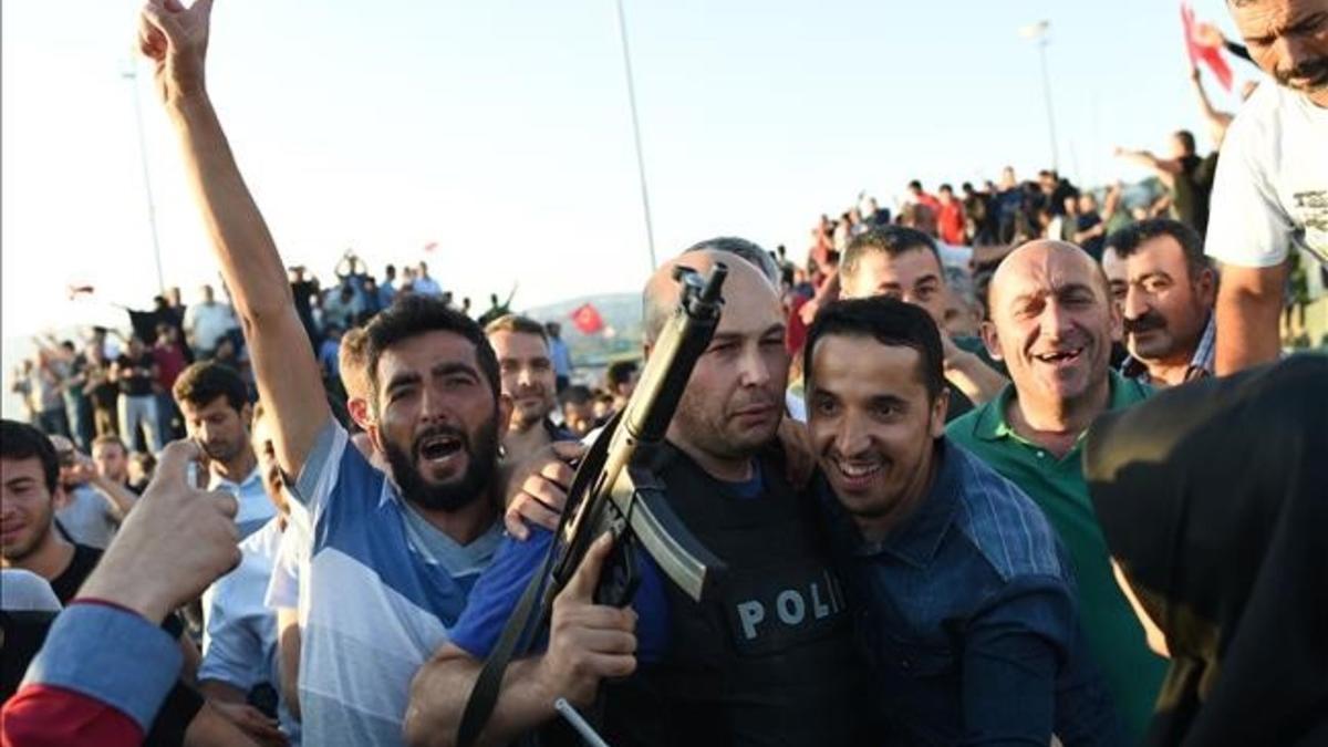 Civiles celebran el fracaso del golpe de estado