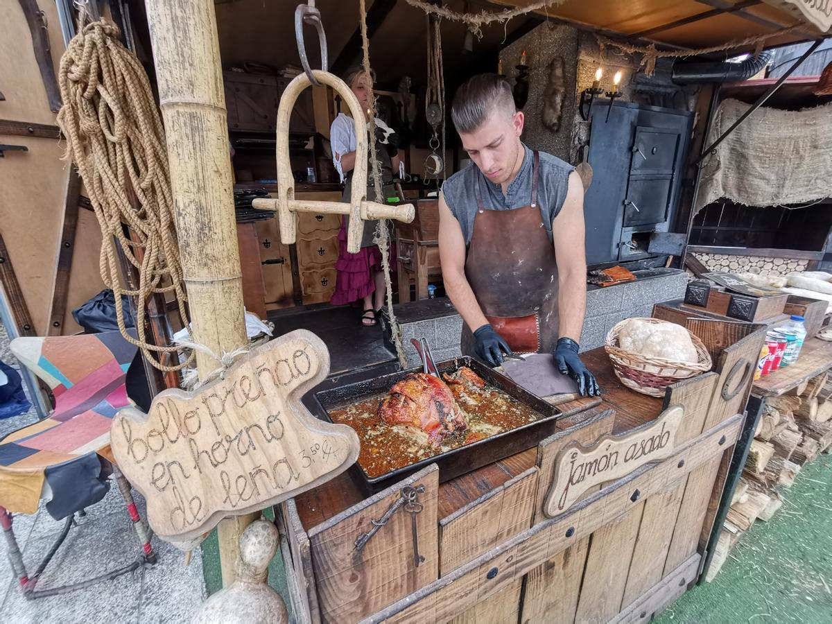 Tabernas, polbeira... a gastronomía é parte importante desta feira medieval
