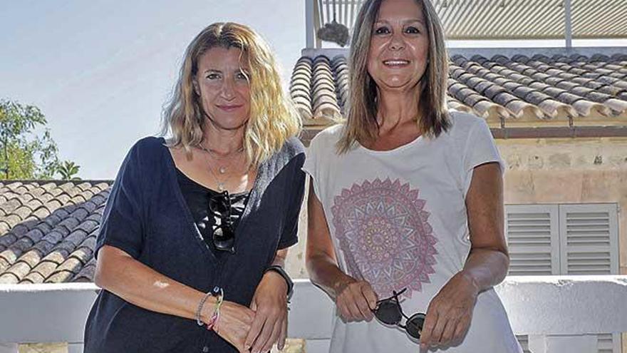 MarÃ­a DueÃ±as y su editora Raquel Gisbert ayer en ArtÃ .