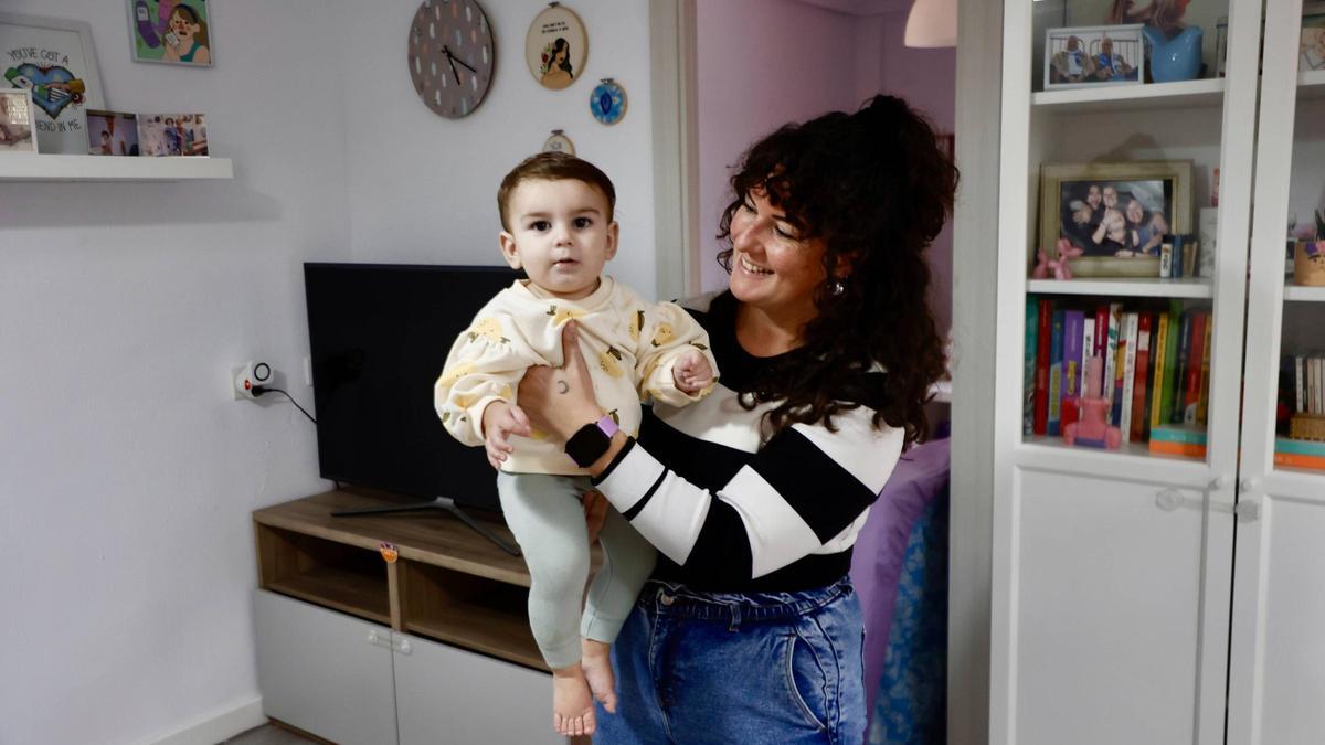 Raquel y su hijo Roc, que nació la noche de la dana en el centro de salud de Silla, al no poder llegar al hospital