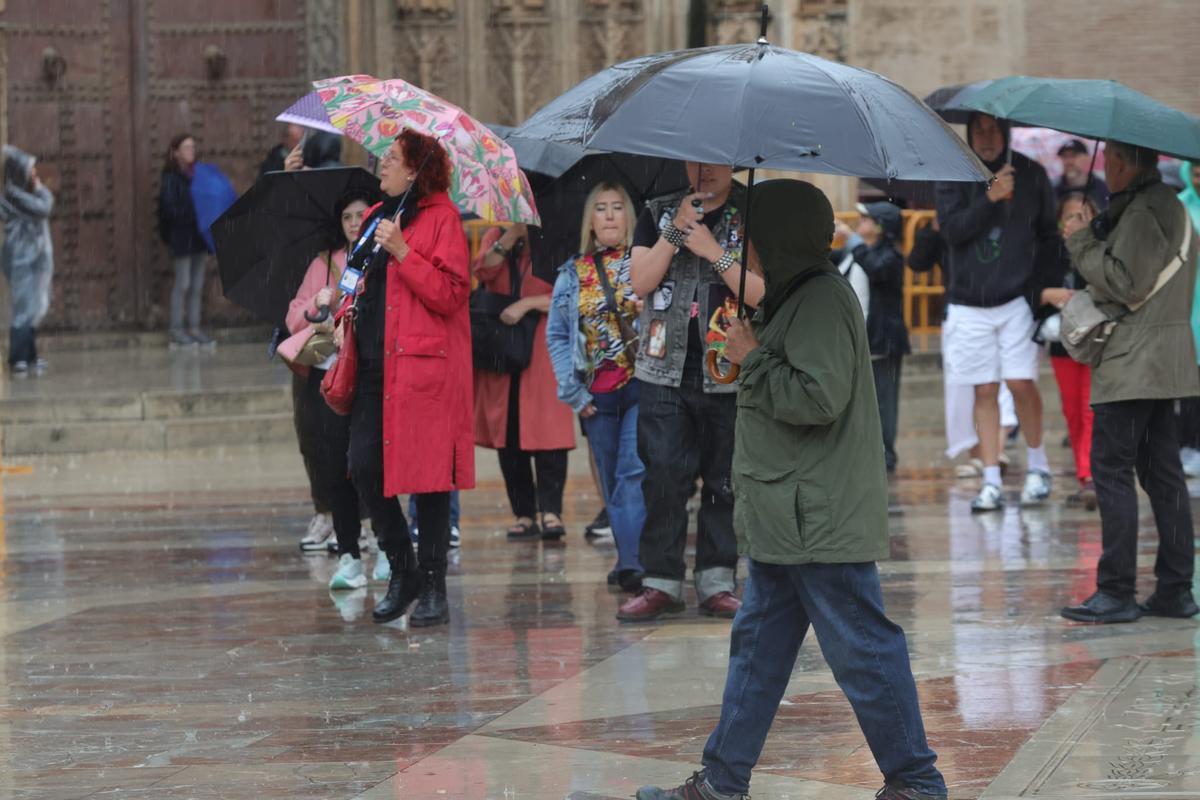 La lluvia sorprende a cientos de turistas el fin de semana de la Virgen en València
