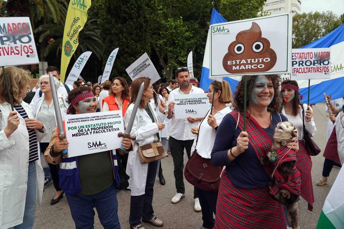 Médicos de toda Andalucía toman las calles de Málaga para reclamar un Estatuto Marco propio