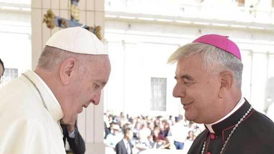 Kike Figaredo entrega al Papa Francisco el libro sobre su obra