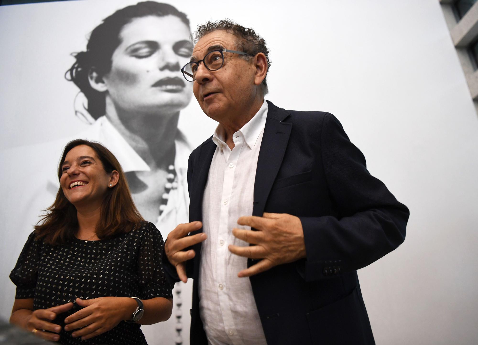 Roberto Verino reivindica a las mujeres en la inauguración de su exposición en la Fundación Luis Seoane