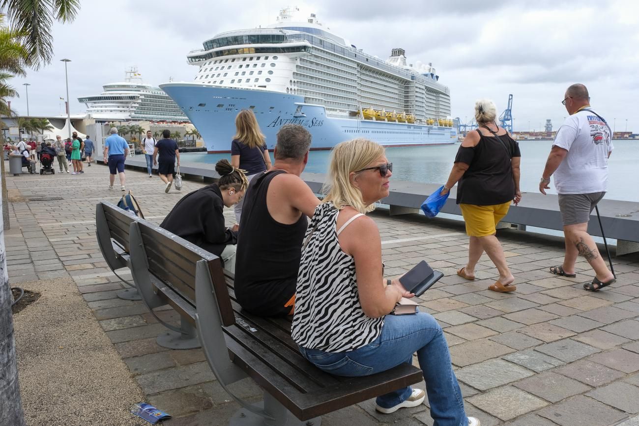 Cruceristas y feria comercial en Santa Catalina