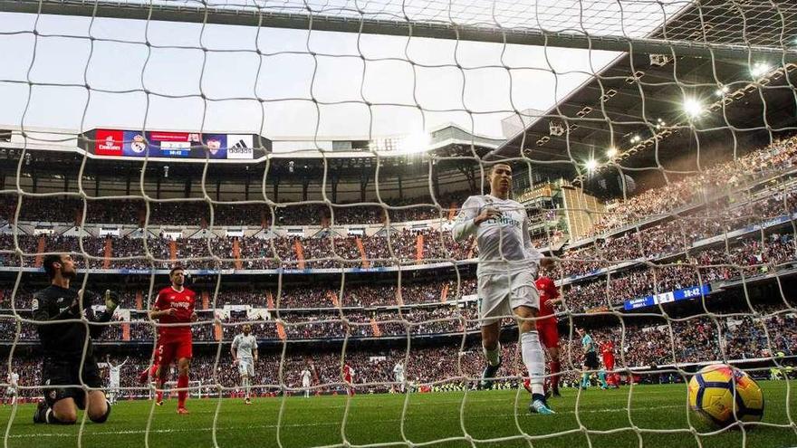Cristiano Ronaldo se dirige a por el balón tras superar a Sergio Rico en su segundo gol.