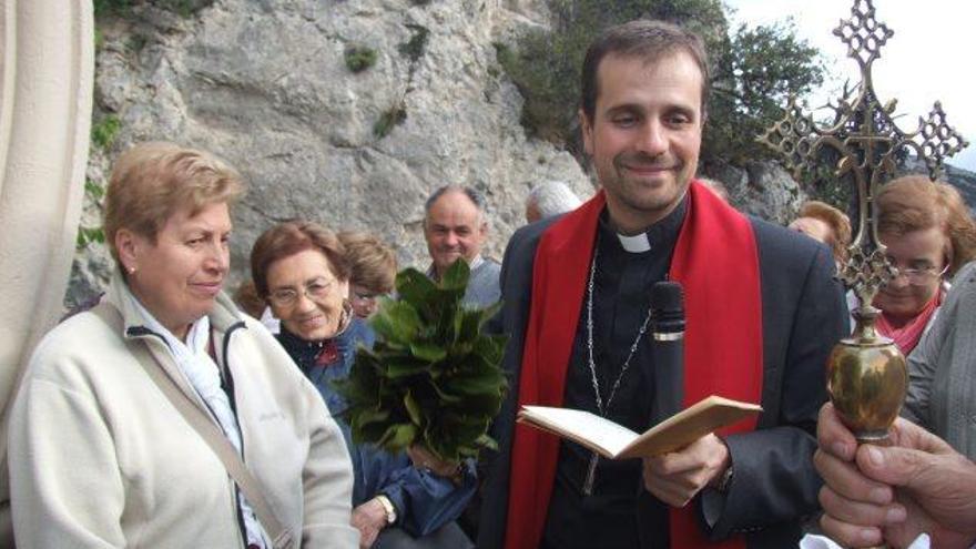 El bisbe de Solsona, Xavier Novell, en una benedicció amb feligresos, en una imatge d&#039;arxiu