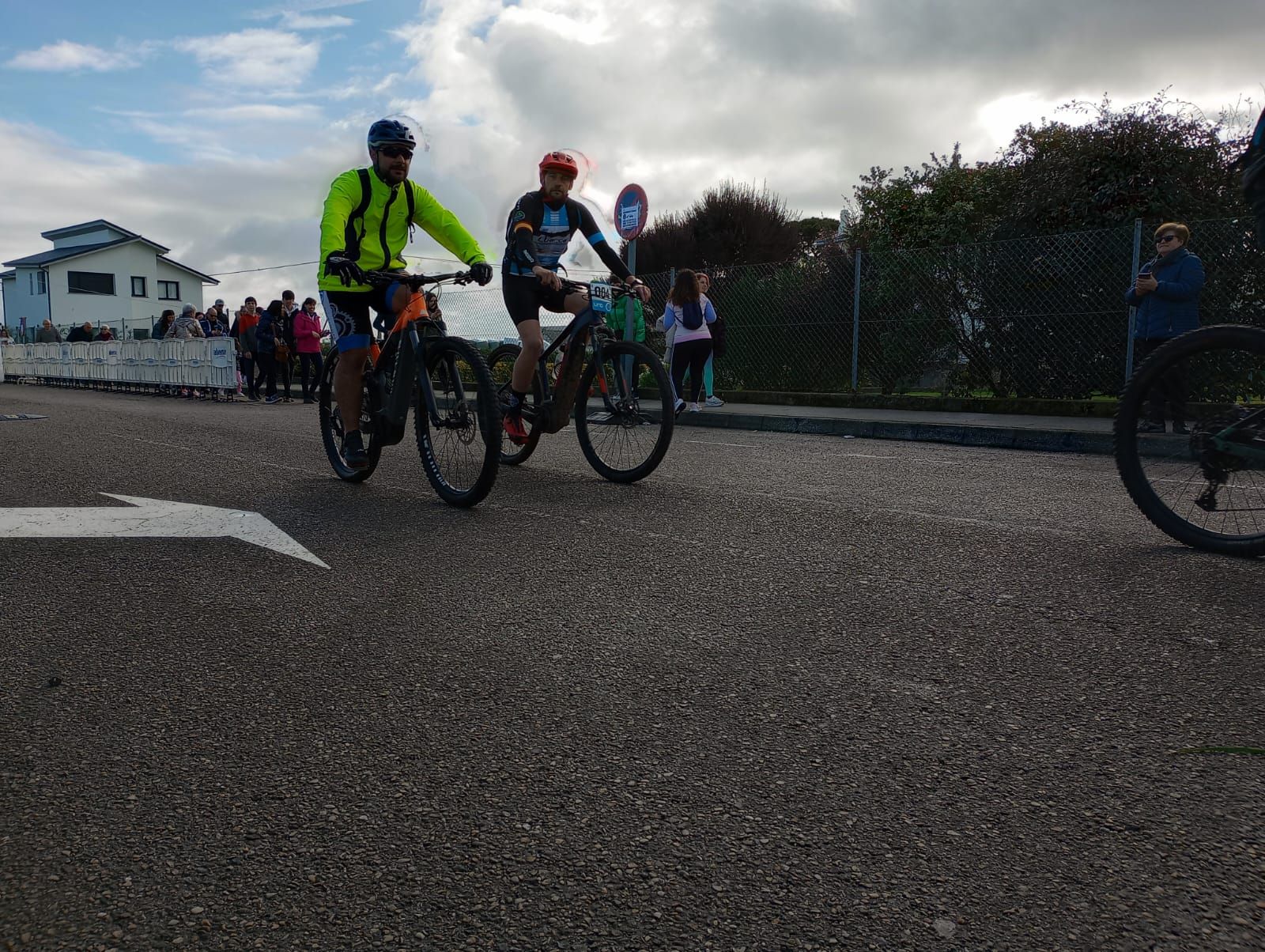 Valdés celebra su desafío en bicicleta, la carrera no competitiva que llena Luarca