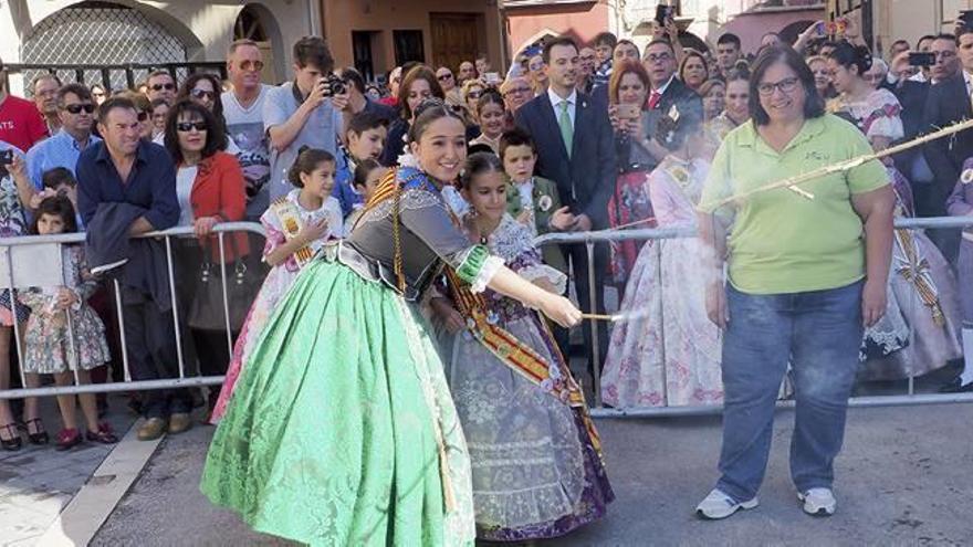 Mireia Centelles y Rocío Vilar disparan la mascletà en el Raval de Sant Josep como preámbulo al cierre final de la noche