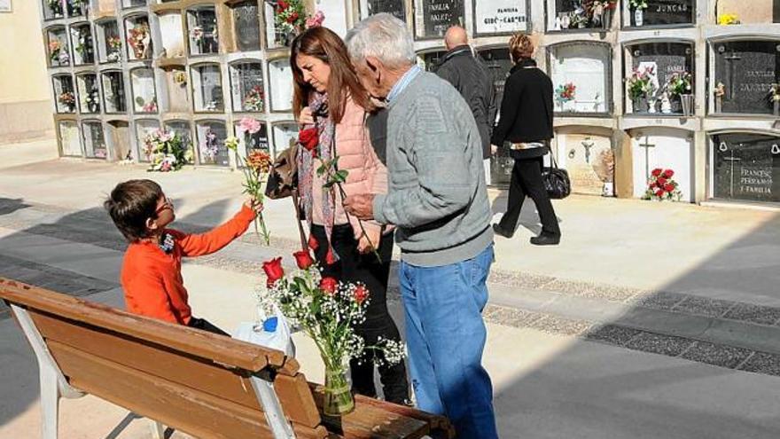 Diferents generacions van visitar ahir el cementiri manresà