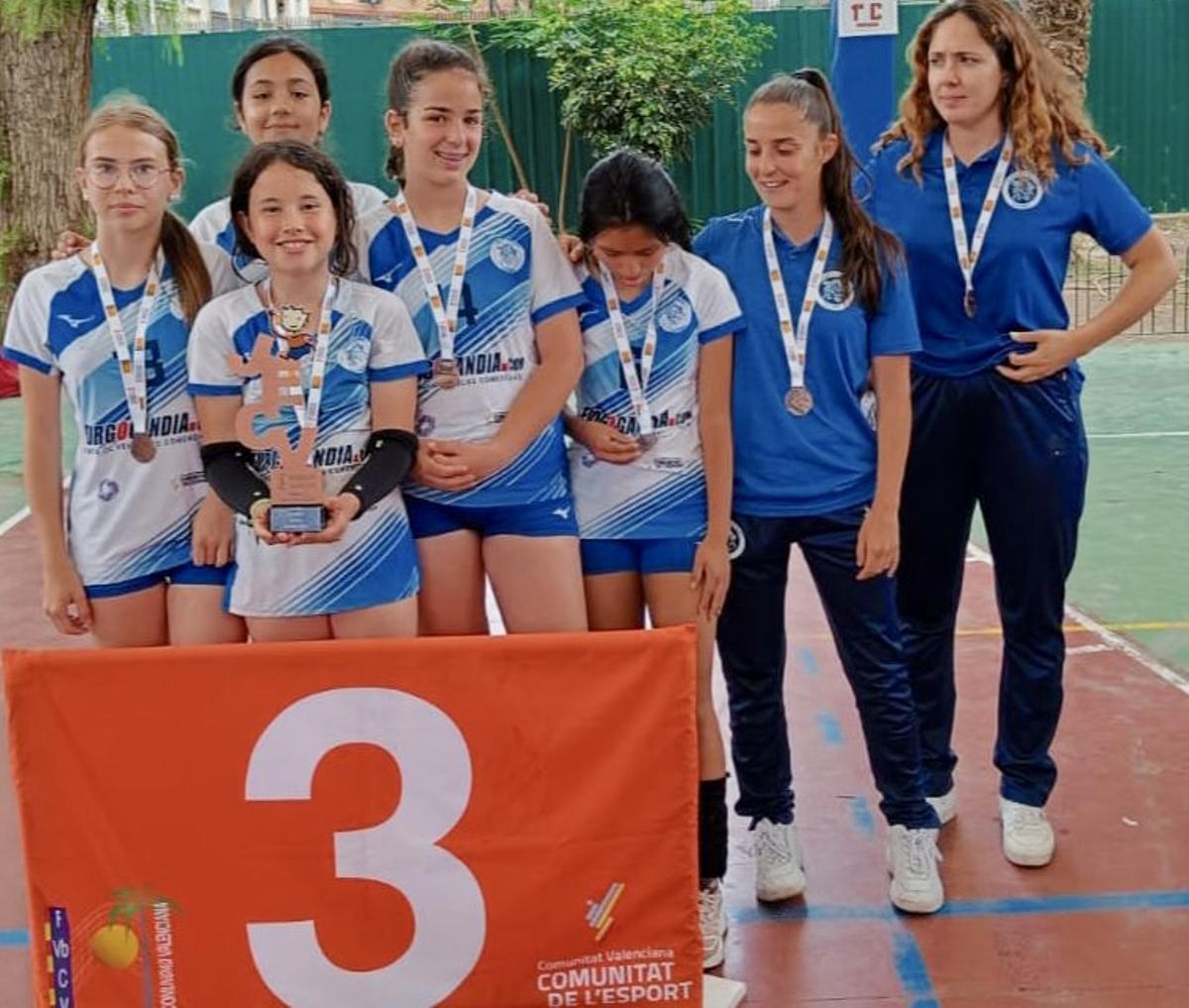 Las alevines del CV Gandia, terceras en el Provincial de voleibol