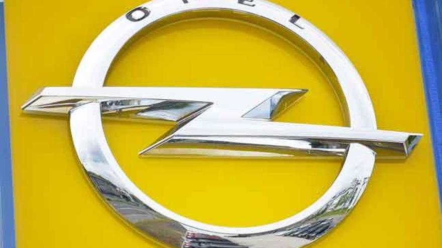 Logotipo de Opel en un concesionario.