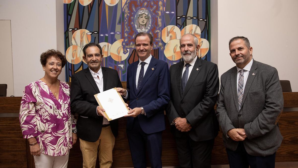 Momento de la entrega simbólica de la Agrupación, de manos de su presidente, Pablo Atencia, al presidente de la Fundación, José Manuel Álvarez Chaves.