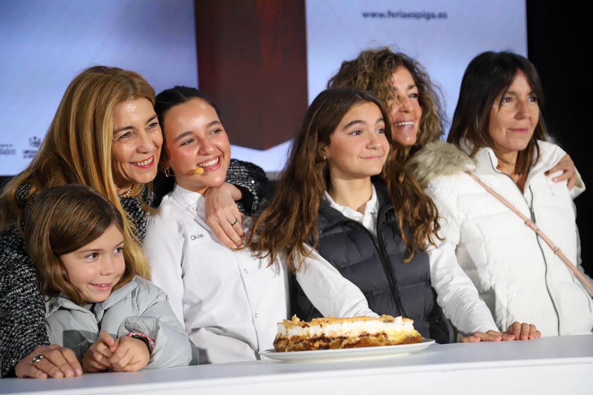 Olivia González, finalista de MasterChef Junior, posa con sus fans en la II Feria Espiga de Badajoz.