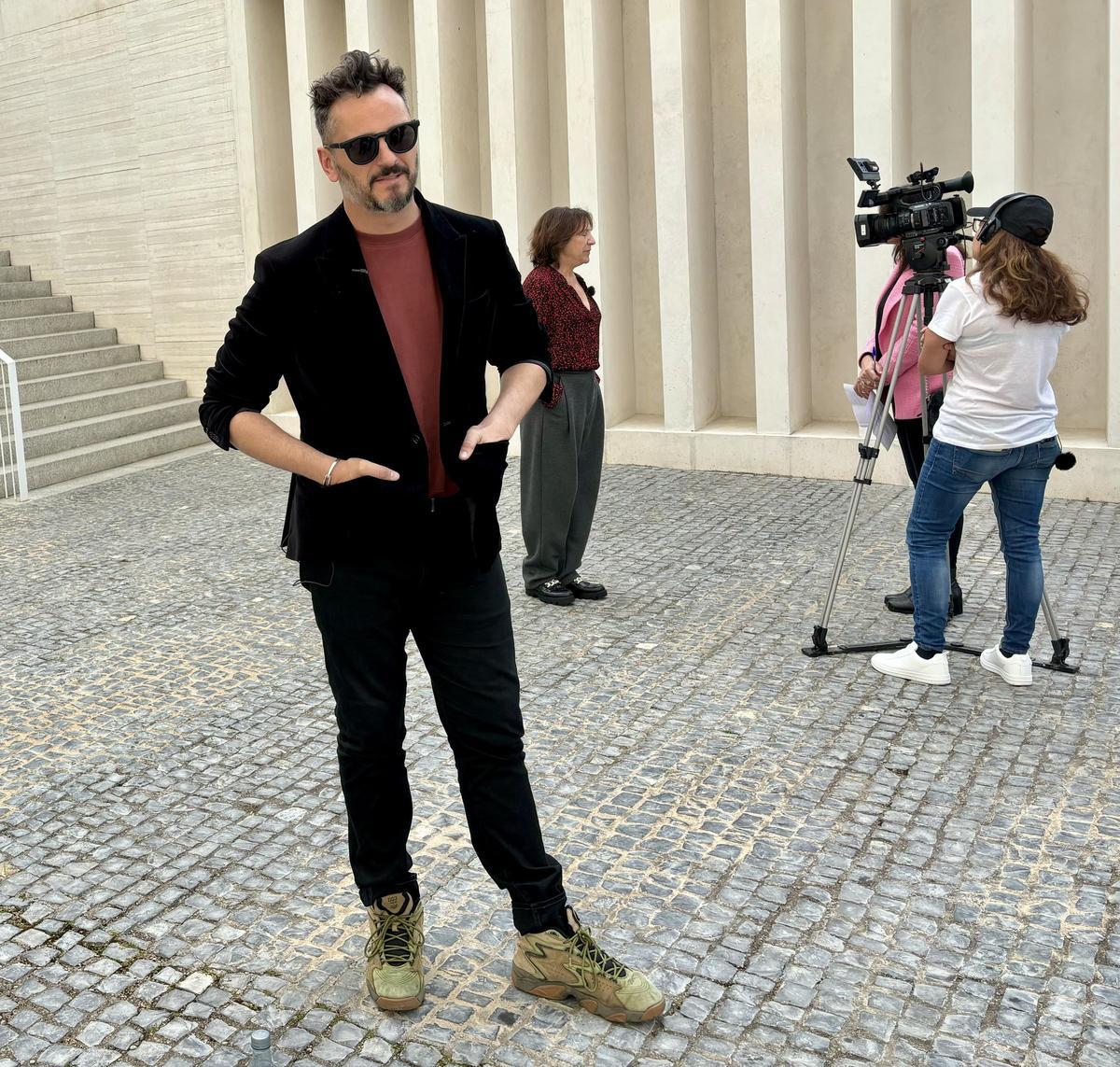 El actor Asier Etxeandia posa en el jardín del Helga de Alvear.