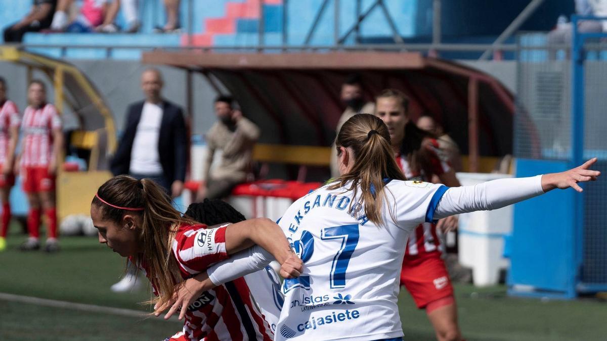 Una jugada del Granadilla Tenerife Egatesa - Atlético de Madrid.