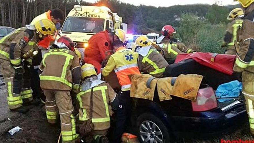 Bombers treballant en l&#039;excarceració dels ferits.