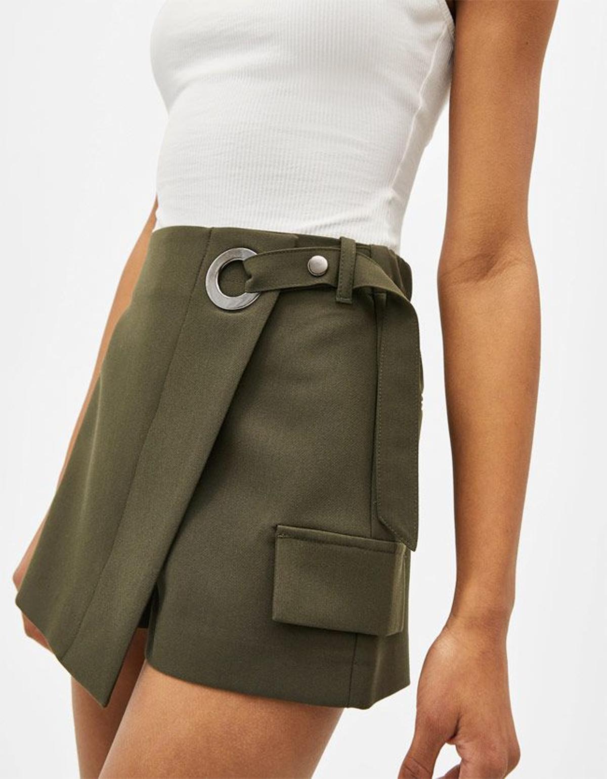 Minifalda pantalón con cinturón, de Bershka