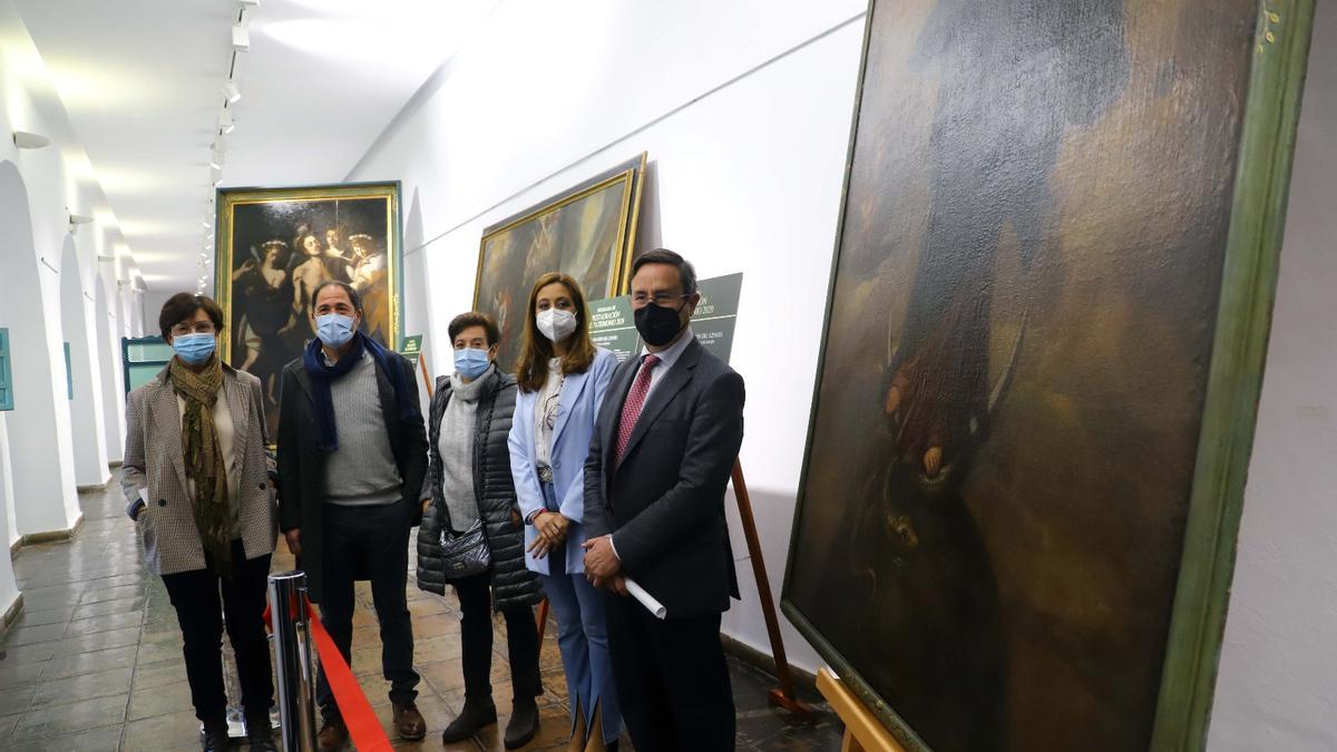 Autoridades y restauradores, ante los tres lienzos recuperados.
