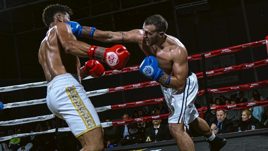 "El Toro" Ausina, el de la derecha, golpea a su adversario durante un combate