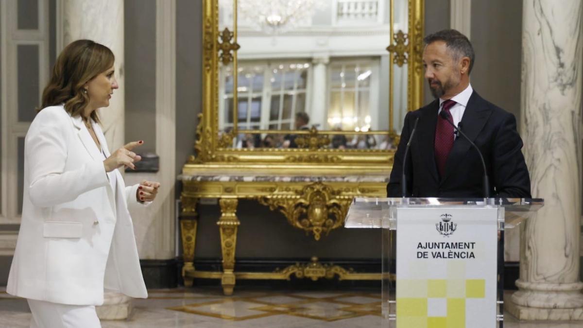Badenas charla con Catalá durante la rueda de prensa.