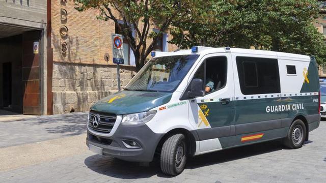 La Guardia Civil conduce a los detenidos a los juzgados de Calatayud, en agosto. | EFE | TONI GALÁN