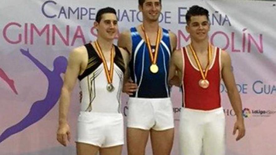 Marc Torras, al mig, després de rebre la medalla d&#039;or en trampolí