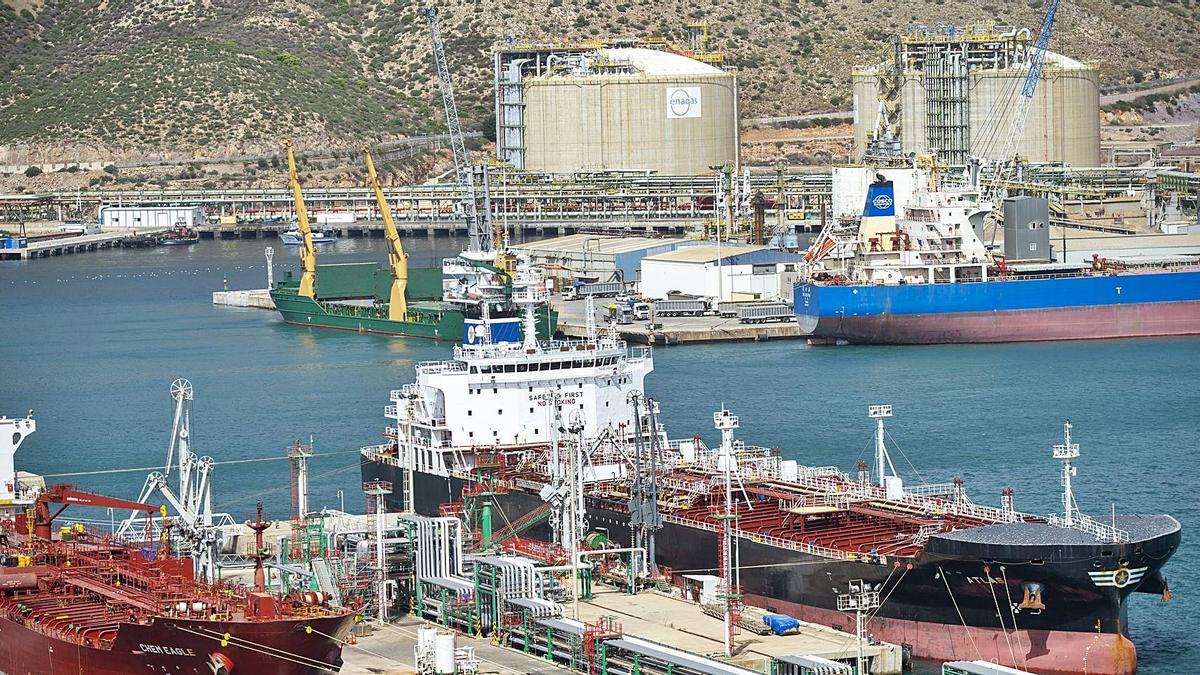 Carga de los buques de Repsol, en la Dársena de Escombreras, donde la APC llevará a cabo mejoras acordes a la nueva planta. | IVÁN URQUÍZAR