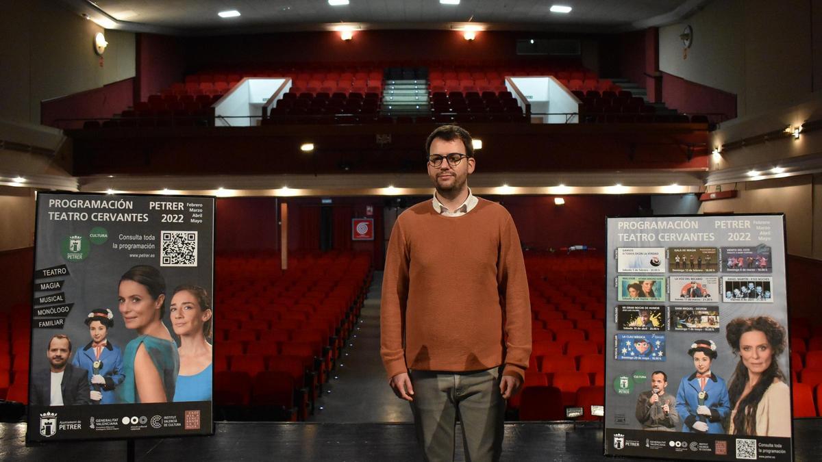 El concejal de Cultura en el Teatro Cervantes de Petrer presentando la programación de 2022.