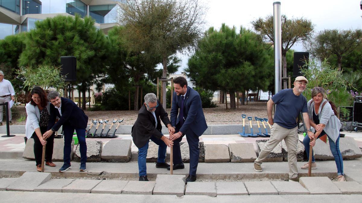 Plantada de árboles, este martes, con el presidente del Port de Tarragona, Saül Garreta.