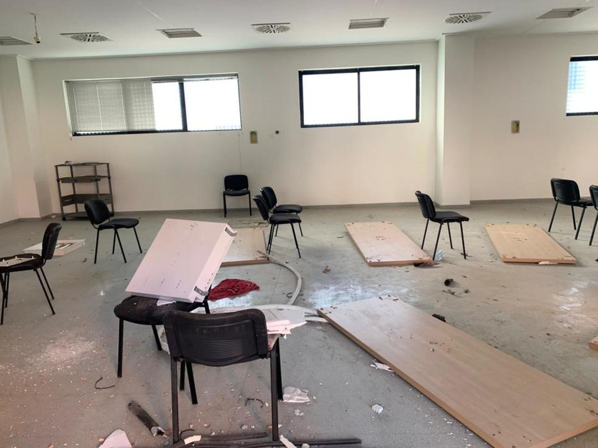 Asaltantes han saqueado la instalación eléctrica del edificio, que también acumula desperfectos por los años de abandono