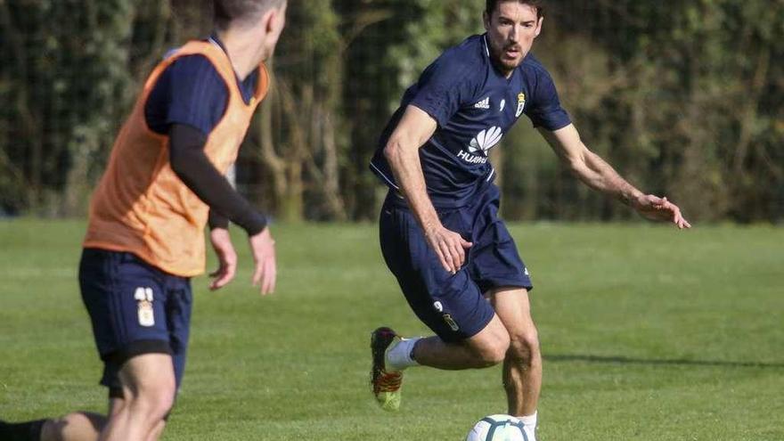 Toché, con el balón, durante un entrenamiento de esta semana en El Requexón.