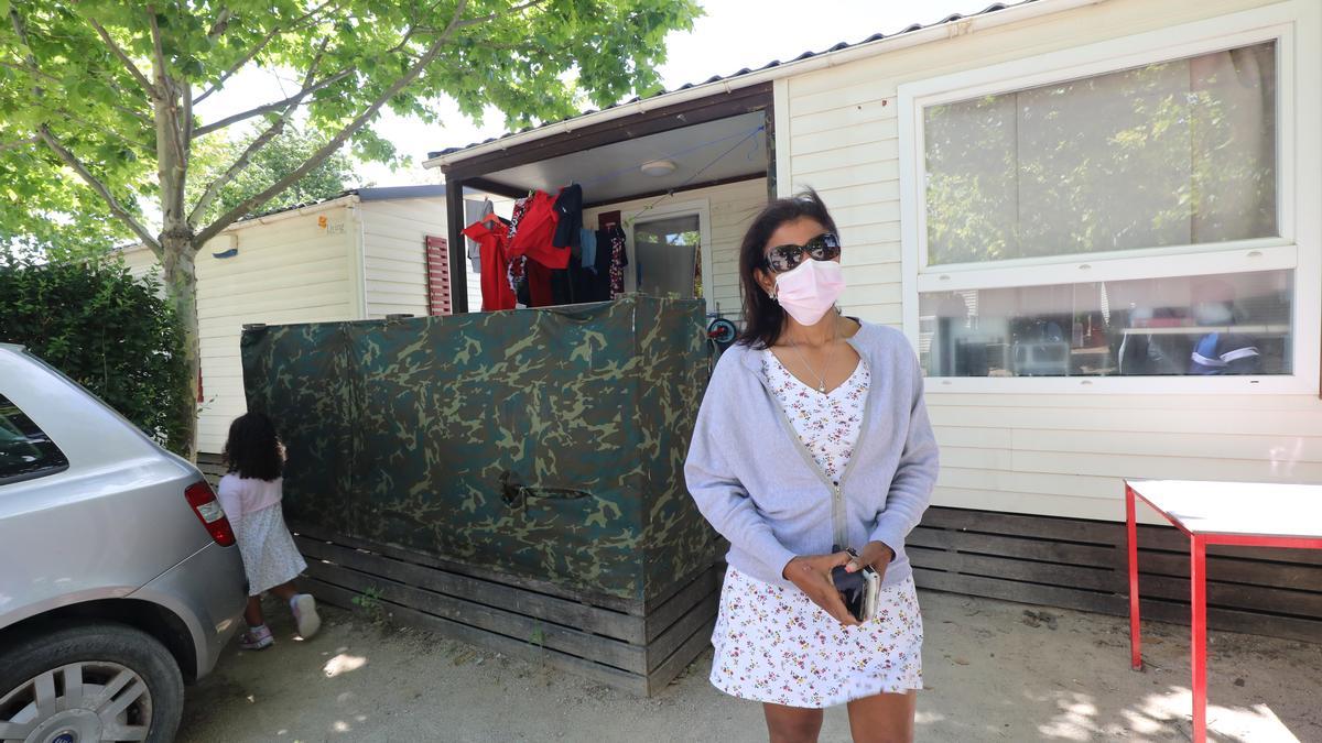 Laura Torres junto a la puerta que da acceso al bungalow en el que reside.