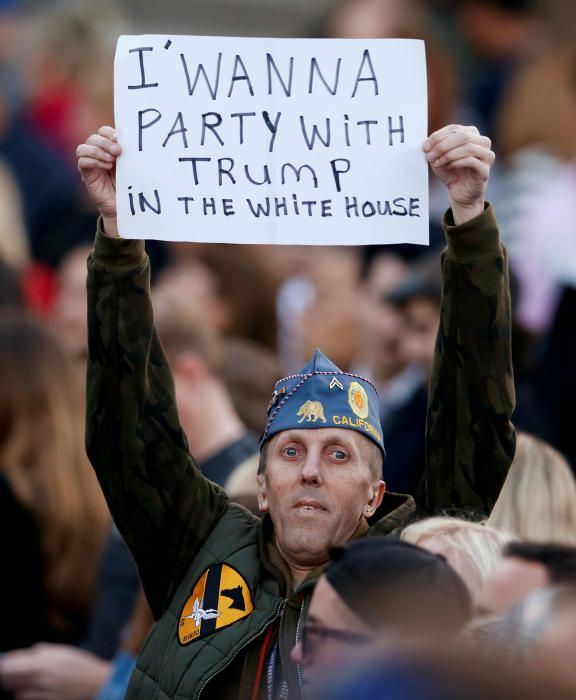 Muestras de apoyo y rechazo a Donald Trump en Costa Mesa, California