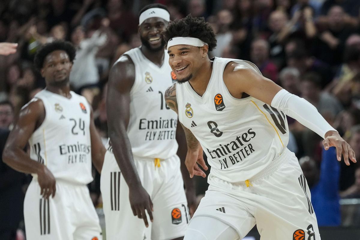 Chuma Okeke celebra un triple desde su propio campo en la última jugada de la primera parte.