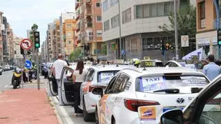 La huelga de taxis colapsa durante dos horas el tráfico en Alicante