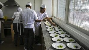 Jóvenes en prácticas de cocinero y camarero.