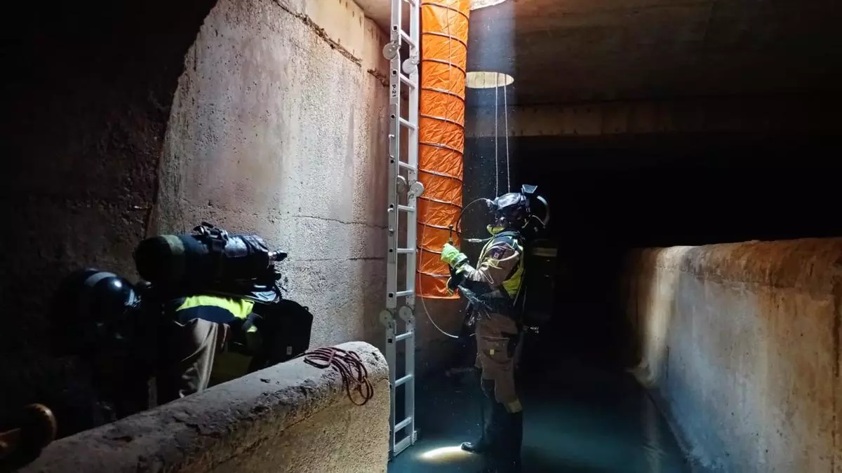 Muere al caerle encima la máquina elevadora que estaba arreglando en Murcia