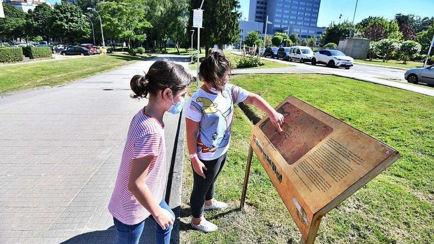 Dos niñas juegan sobre lo que fue parte de la ribera del Gafos. Al fondo, un cartel de los vecinos pide que se destape el río.