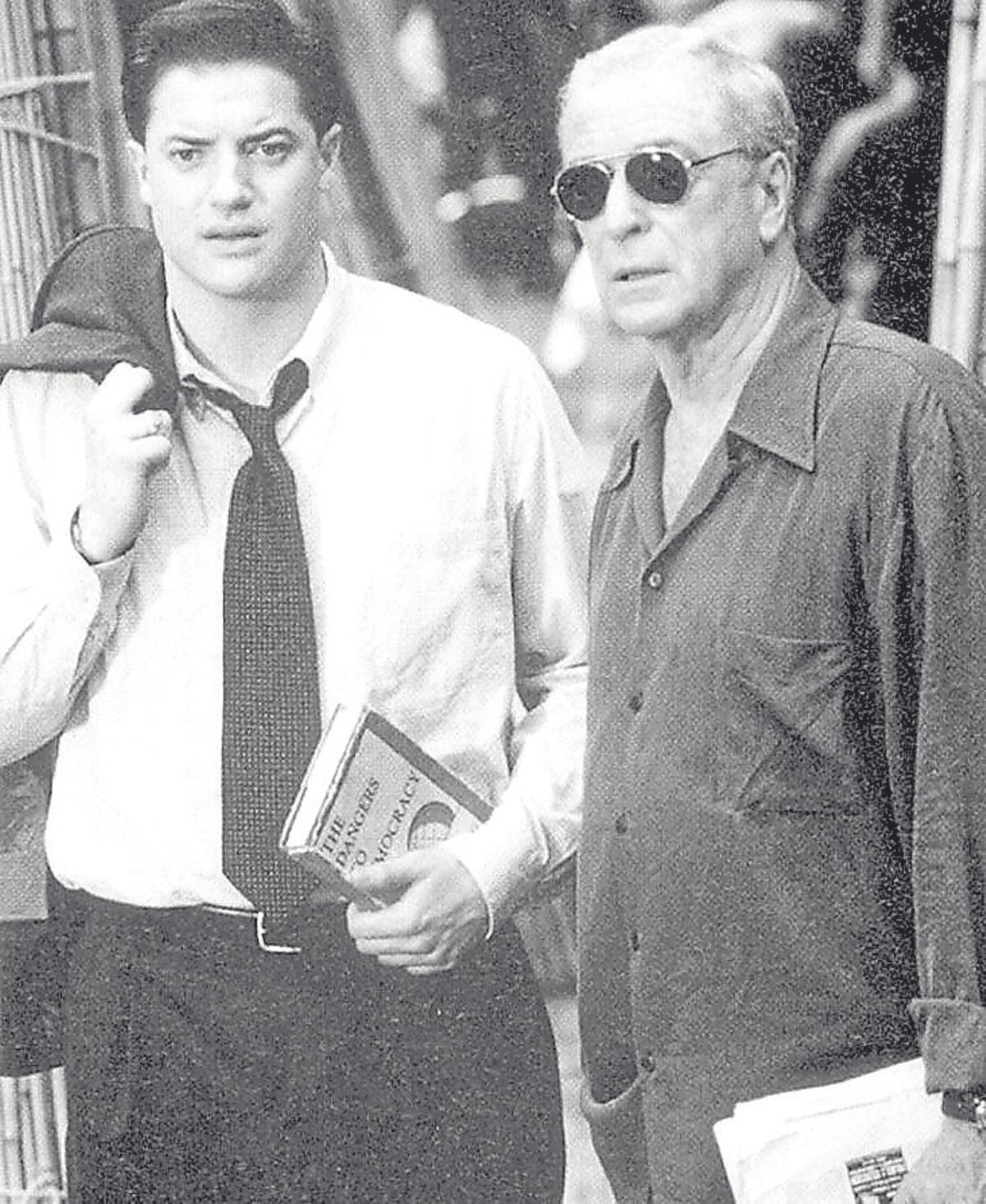 Brendan Fraser  y Michael Caine, en una escena  de la película "El americano impasible" (2002), de Phillip Noyce.