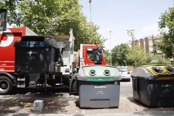 Sadeco reconoce que ha dejado de recoger la basura de varios contenedores y pide disculpas a los cordobeses
