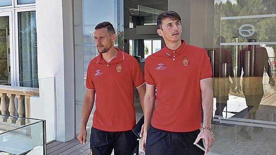 Stojiljkovic y Budimir salen del hotel de concentraciÃ³n para dar el paseo matinal.