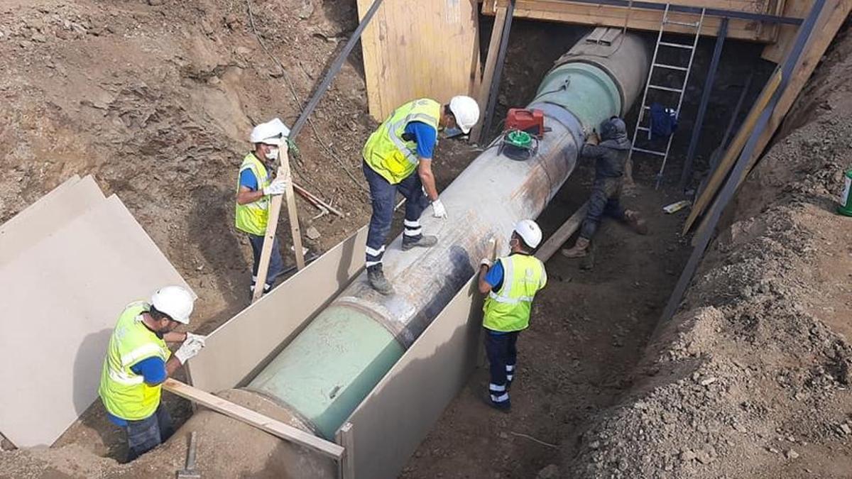 Operarios de Acosol reparan una tubería de suministro de agua