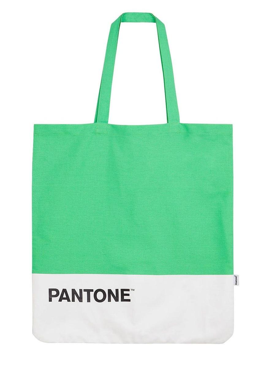 Bolso verde de la colección Pantone de Bershka. (Precio: 7, 99 euros)